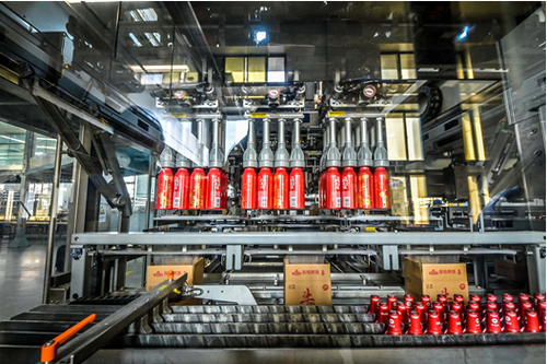 点亮灯塔青岛啤酒获评全球首家啤酒饮料行业工业互联网灯塔工厂的背后